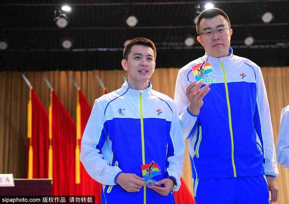 辽篮全运圆梦时刻 郭士强杨鸣韩德君获辽宁省体育局隆重表彰 辽宁男篮主教练郭士强在表彰大会上接过突出贡献教练员奖,他鬓角的白发见证了带领球队十年磨一剑的坚守与付出。