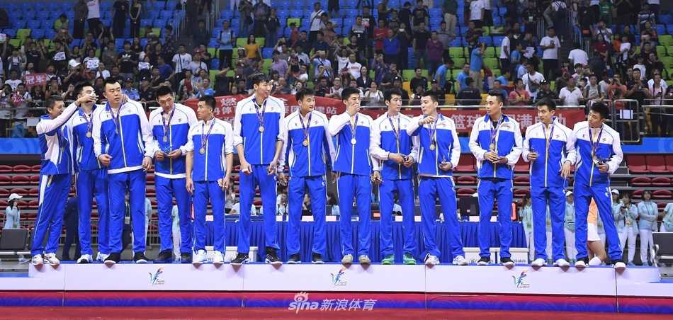 郭艾伦在新疆队两人的严密包夹下强行突破，他眼神坚毅，身体在对抗中失去平衡，却依然将球高高抛向篮筐，展现出了亚洲顶尖控卫的风采。