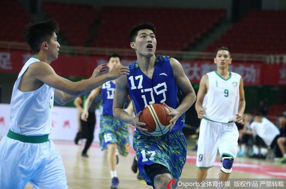 辽篮全运预赛大胜澳门,众将亮剑展深厚板凳实力 郭艾伦送出妙传后,场边的队友们轻松地坐着挥手致意,仿佛在说比赛已经尽在掌握,可以休息了。