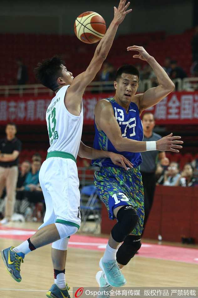 辽篮全运预赛大胜澳门,众将亮剑展深厚板凳实力 郭艾伦抢断成功后迅速反击,他压低重心加速冲刺,眼神坚毅如同饿虎扑食一般直扑篮下。