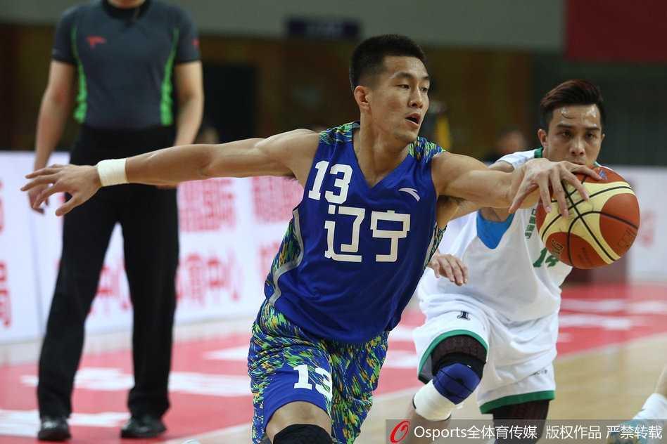 辽篮全运预赛大胜澳门,众将亮剑展深厚板凳实力 韩德君在对手头顶双臂大力灌框,巨大的身躯如同泰山压顶,展现出内线绝对的统治力。