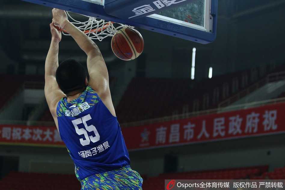 辽篮全运预赛大胜澳门,众将亮剑展深厚板凳实力 赵率舟持球面对防守,突然加速启动变向过掉对手,如尖刀般杀入内线准备上篮。