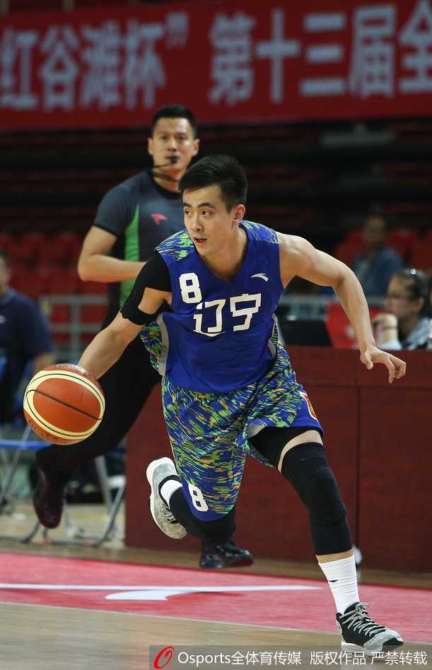 辽篮全运预赛大胜澳门,众将亮剑展深厚板凳实力 赵继伟面对防守连续背后运球后加速突破,眼神冷静地观察着队友的跑位,梳理着全队的进攻节奏。