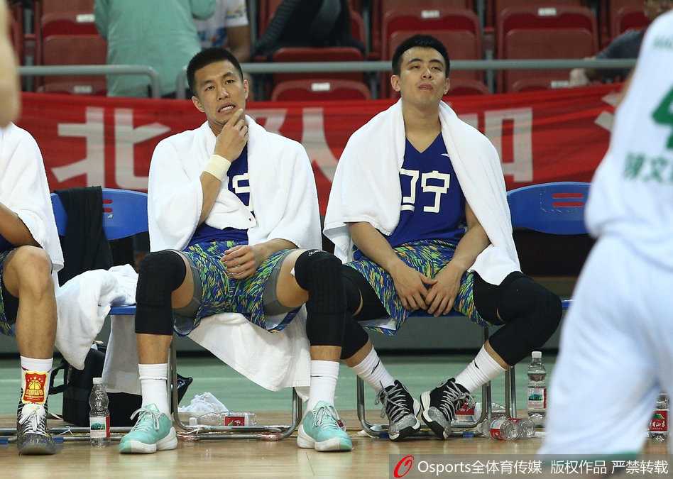 辽篮全运预赛大胜澳门,众将亮剑展深厚板凳实力 郭艾伦在人群中腾空而起,完成一次高难度的上篮,防守球员只能望球兴叹,目送皮球入网。