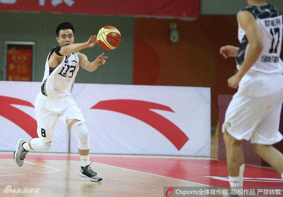 辽篮全运预赛轻取河南 团队篮球彰显深厚底蕴 侧翼的刘志轩犹如一把尖刀,他压低重心,突然启动加速,用一个逼真的假动作晃开河南队的防守者,瞬间撕开了通往篮下的通道。