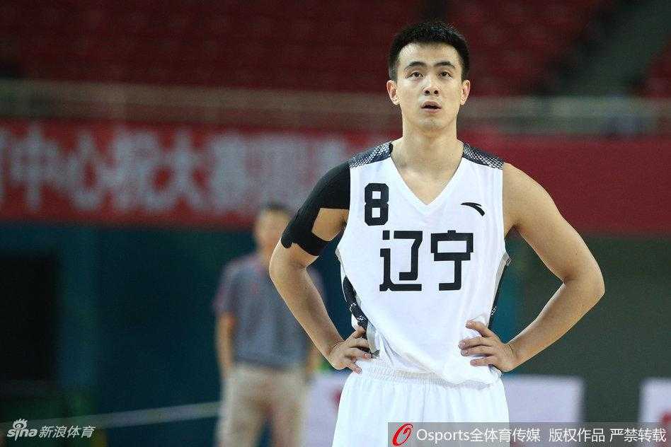 辽篮全运预赛轻取河南 团队篮球彰显深厚底蕴 辽宁大脑赵继伟在面对河南队的严密防守时,闲庭信步般观察队友跑位,用一记精准的传球撕开对手整条防线。