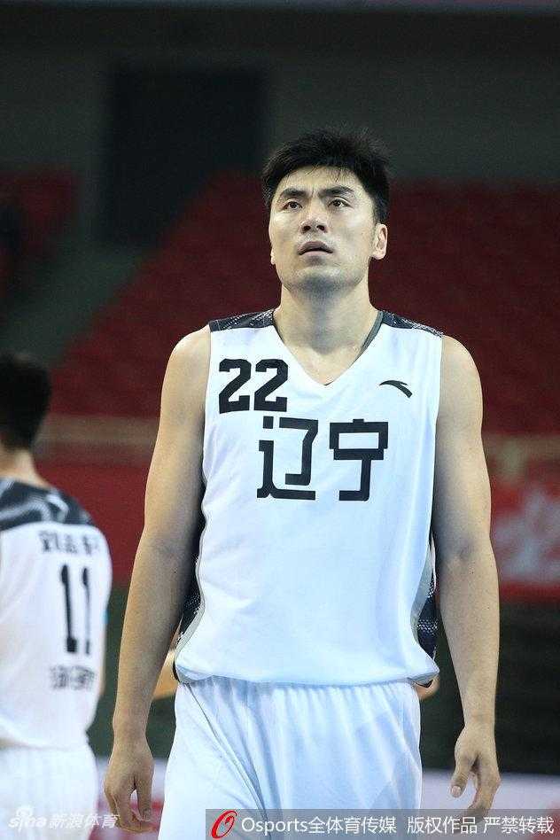 辽篮全运预赛轻取河南 团队篮球彰显深厚底蕴 年轻的高诗岩犹如一道黄色闪电,他运球杀入河南队的禁区腹地,面对补防的大个子毫无惧色,在空中舒展身体,试图完成一次极具冲击力的上篮。