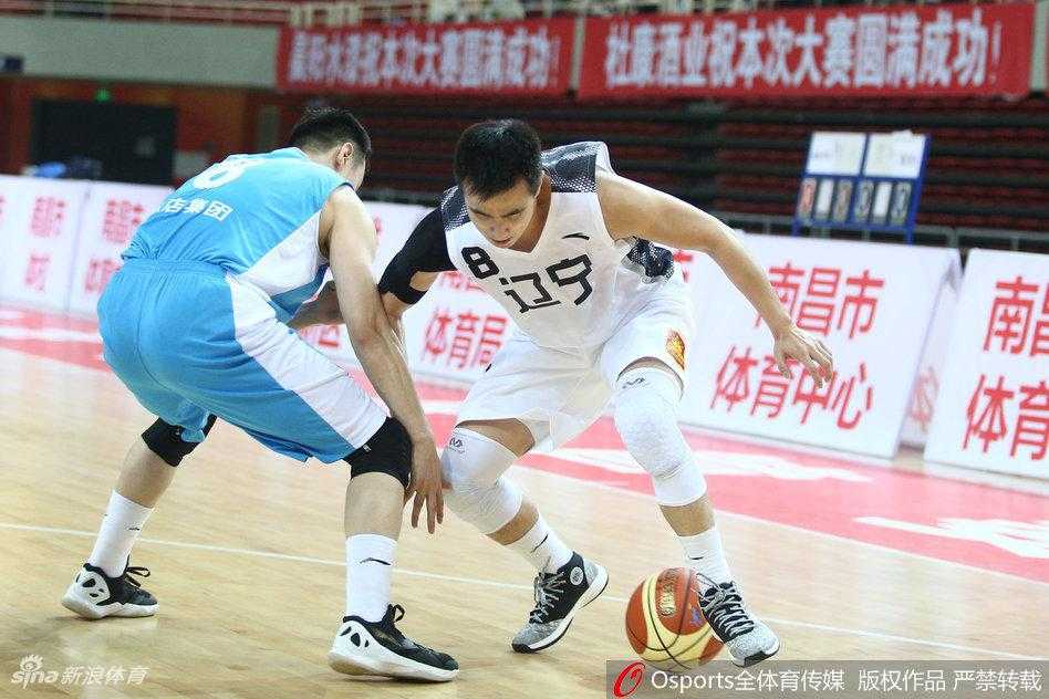 辽篮全运预赛轻取河南 团队篮球彰显深厚底蕴 赵继伟在三分线外持球,面对防守者连续的胯下运球,突然一个加速作势突破,成功欺骗了防守者的重心,为接下来的传球或投篮创造了宝贵的空间。
