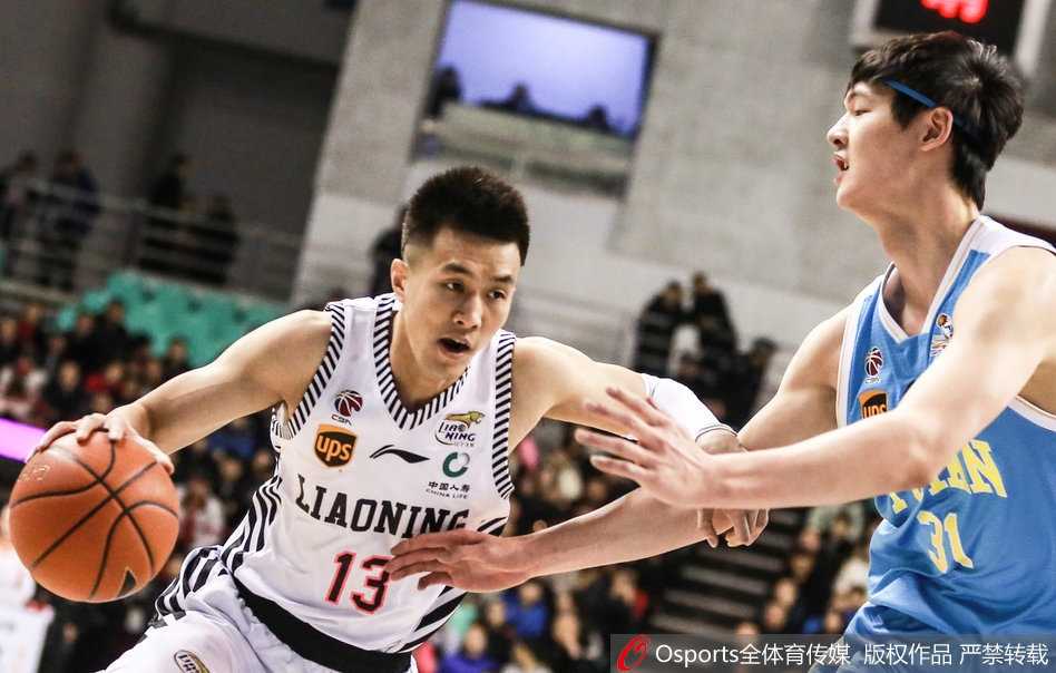 辽篮六人得分上双主场大胜福建,强势锁定季后赛席位 郭艾伦在福建队外援哈里斯的严防死守下,依然闲庭信步般地组织着球队的进攻,眼神中透露出必胜的决心。