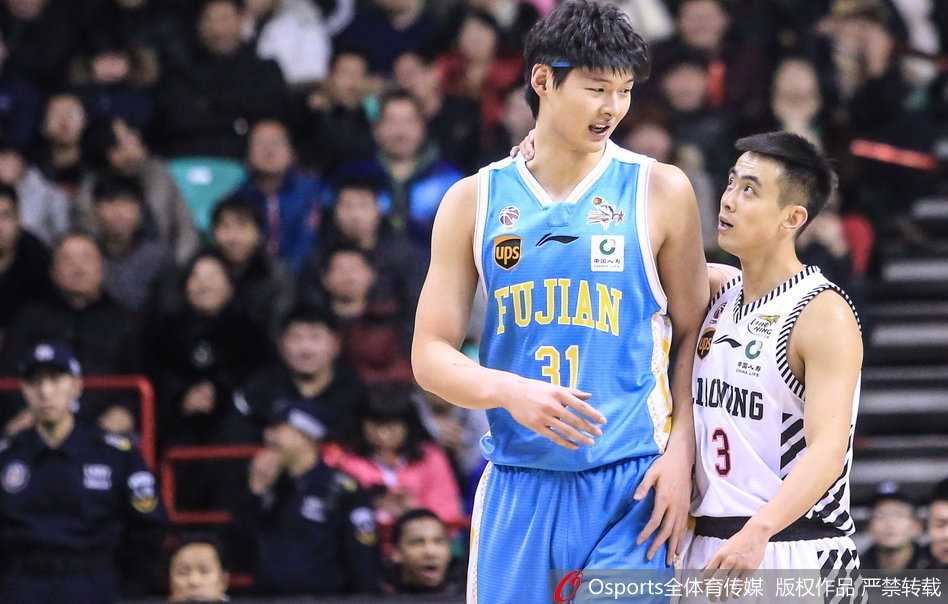 辽篮六人得分上双主场大胜福建,强势锁定季后赛席位 巴斯犹如一架重型坦克冲入福建队内线,用一记势大力沉的双手灌篮终结进攻,篮下的王哲林也只能望球兴叹。