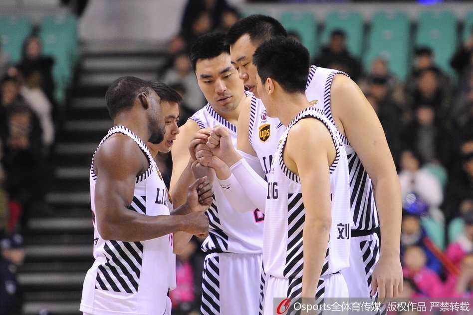 辽篮六人得分上双主场大胜福建,强势锁定季后赛席位 赵继伟面对防守球员,高高跃起,手腕轻柔一拨,篮球划出一道美妙的弧线直钻网窝,这一刻他冷面杀手本色尽显。