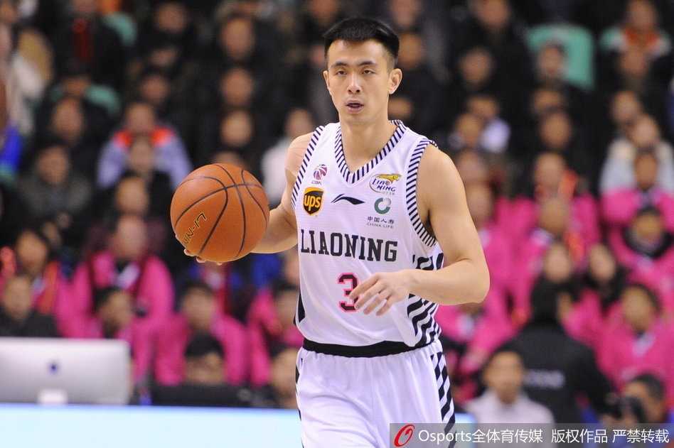 辽篮六人得分上双主场大胜福建,强势锁定季后赛席位 哈德森在三分线外觅得良机,无视扑防而来的对手,从容出手,篮球空心入网,全场三十一分是他引领球队前进的最好证明。