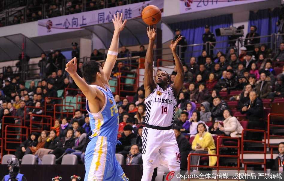 辽篮六人得分上双主场大胜福建,强势锁定季后赛席位 李晓旭抢断后快马加鞭直杀前场,面对空无一人的篮筐,他高高跃起狠狠将球砸入,这记势大力沉的扣篮宣告了比赛悬念的终结。