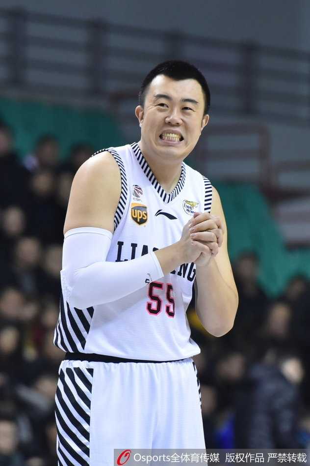 辽篮六人得分上双主场大胜福建,强势锁定季后赛席位 王哲林在内线卡位要球,面对辽宁队多人包夹防守,依然奋力将球放入篮筐,全场最高的二十七分证明了他国内顶级内线的价值。