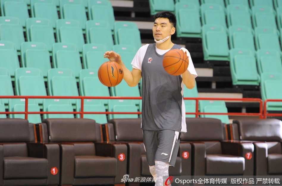 辽篮剑指连胜 核心艾伦训练场露笑颜 训练结束后,郭艾伦拉伸放松身体,表情轻松愉悦,全队在他的感染下气氛十分融洽。