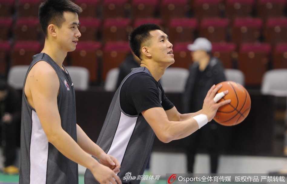 辽篮剑指连胜 核心艾伦训练场露笑颜 郭艾伦持球面对防守球员,做出逼真的假动作,准备一步过人直杀篮下。