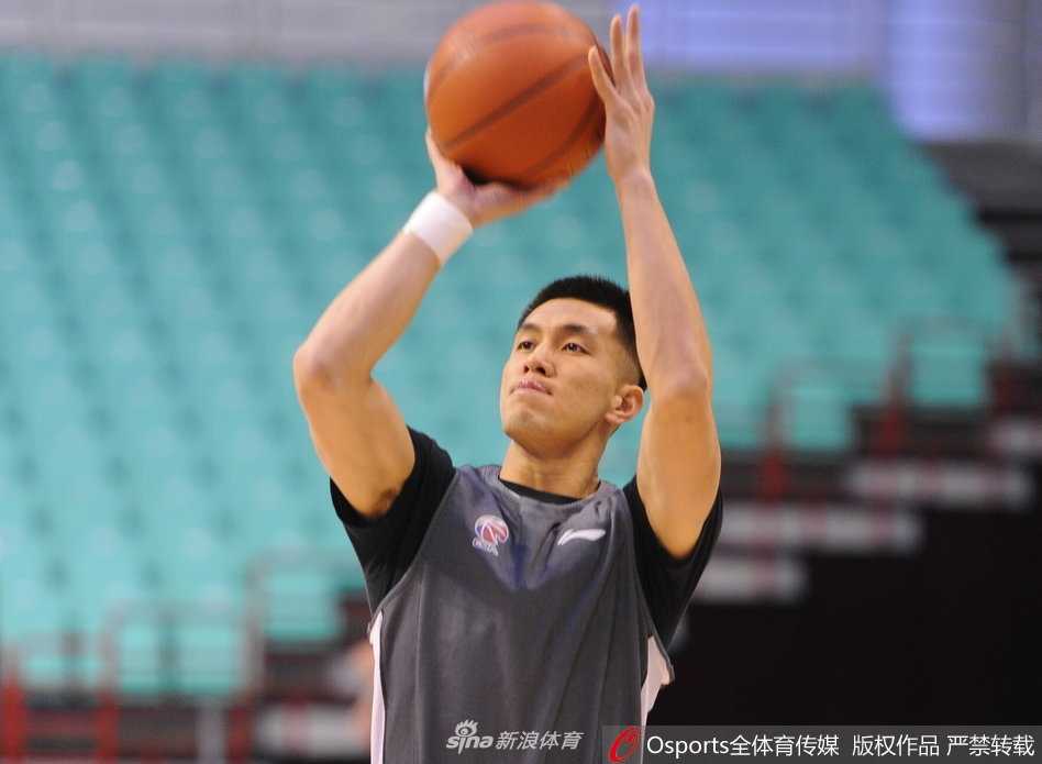 辽篮剑指连胜 核心艾伦训练场露笑颜 辽宁队快攻演练中,郭艾伦高速运球推进,场边的队友纷纷驻足观看这次精彩的进攻配合。