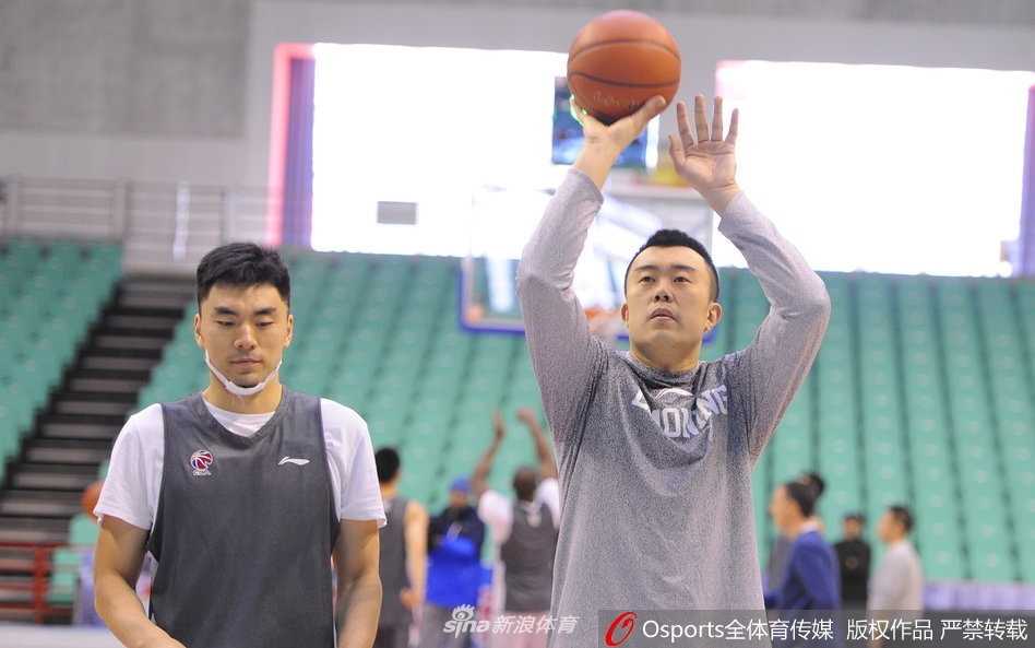 辽篮剑指连胜 核心艾伦训练场露笑颜 训练间隙,郭艾伦拿起水瓶补充水分,神情专注地听着场边教练的战术指导。