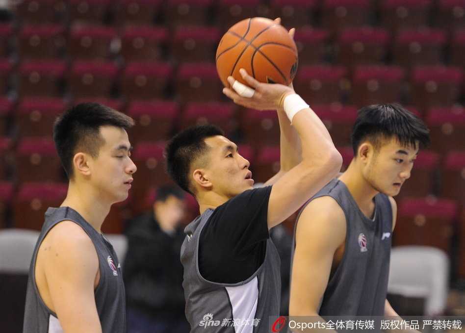 辽篮剑指连胜 核心艾伦训练场露笑颜 辽宁队进行战术演练,郭艾伦在弧顶持球组织,队友们按照战术布置进行穿插跑位。