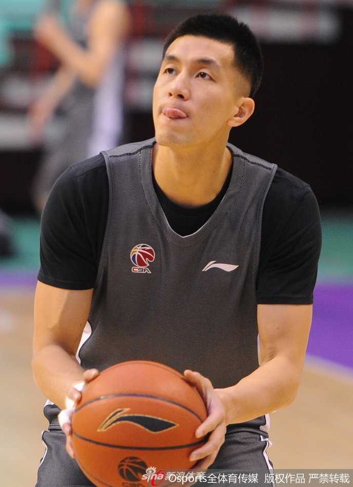 辽篮剑指连胜 核心艾伦训练场露笑颜 郭艾伦在训练中露出灿烂笑容,眼神里透着自信与轻松,仿佛在告诉队友这个球进得漂亮。