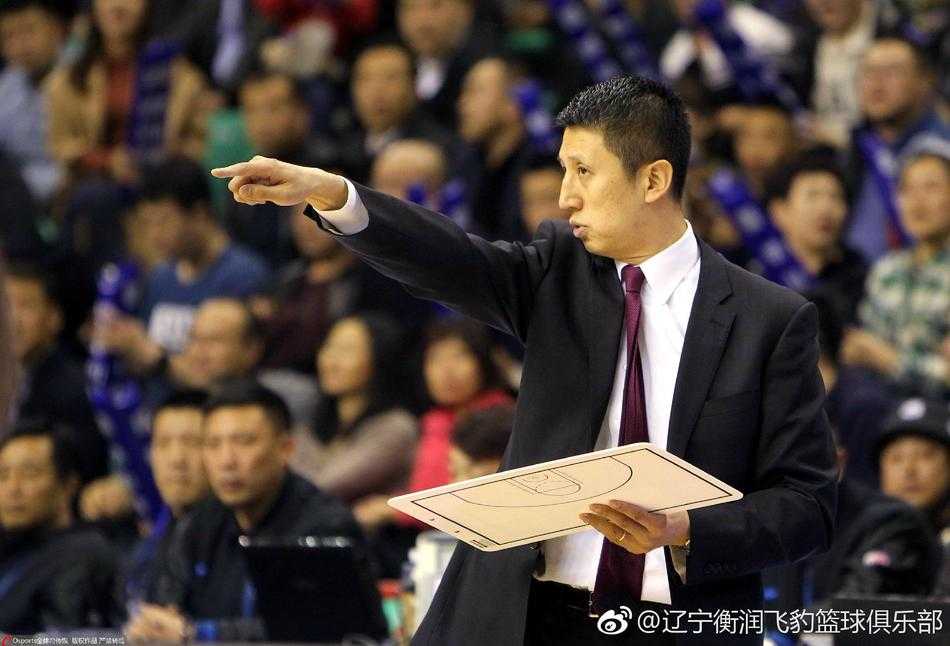 辽篮功勋主帅郭士强生日快乐从青涩少帅到冠军教头的热血征程 郭士强指导在场边执掌球队,目光如炬地注视着场上的局势,神情专注而严肃,仿佛一切都在他的战术掌控之中。