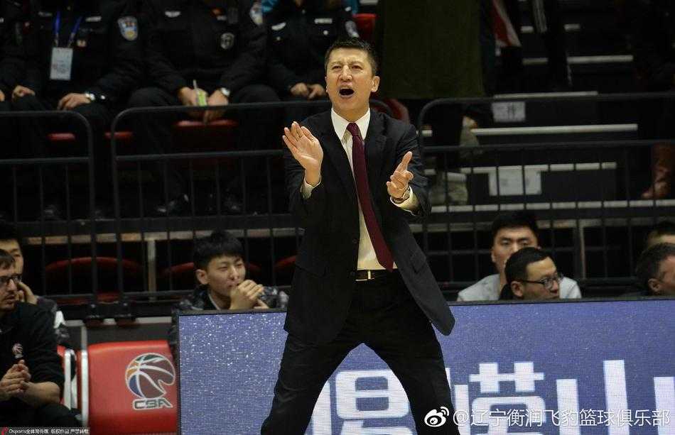 辽篮功勋主帅郭士强生日快乐从青涩少帅到冠军教头的热血征程 在场边的郭士强与侄子郭艾伦进行交流,两人表情专注,眼神中透露出叔侄间的默契与信任,这温情一幕也被镜头记录下来。