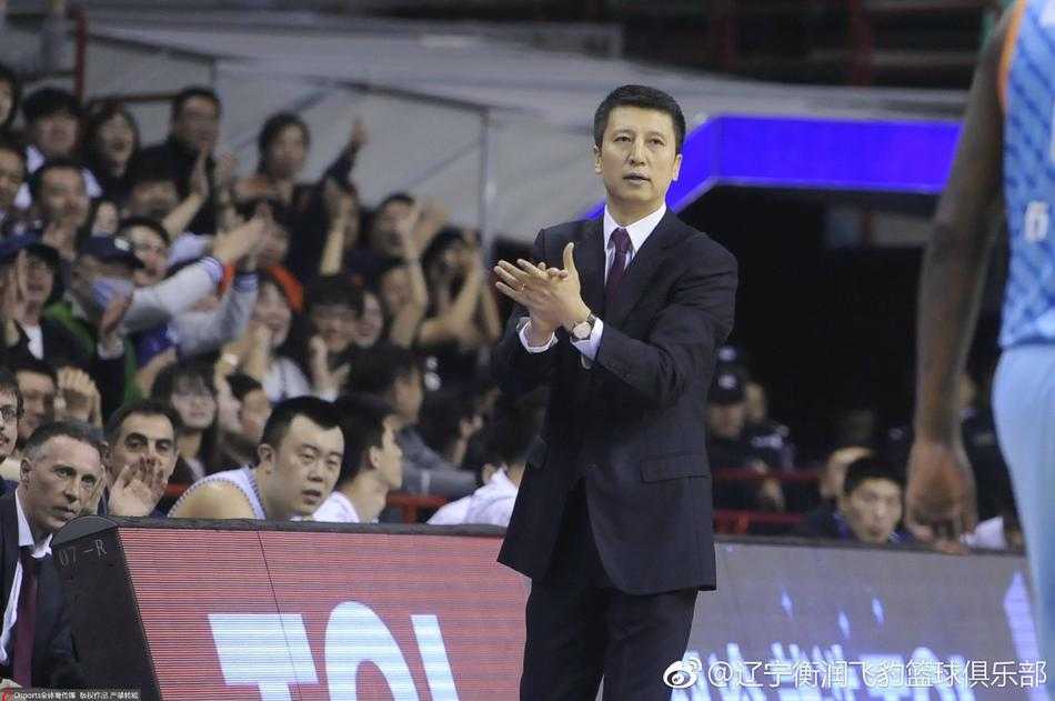 辽篮功勋主帅郭士强生日快乐从青涩少帅到冠军教头的热血征程 在辽宁队时期,郭士强指导在训练中亲自上阵给球员示范防守动作,双手紧紧握住年轻球员的手臂,一丝不苟地纠正细节。