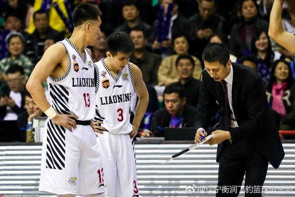 辽篮功勋主帅郭士强生日快乐从青涩少帅到冠军教头的热血征程 赛后发布会上的郭士强,面对话筒从容自若,眉眼间带着笑意,手中拿着一份技术统计,正在总结球队的表现。