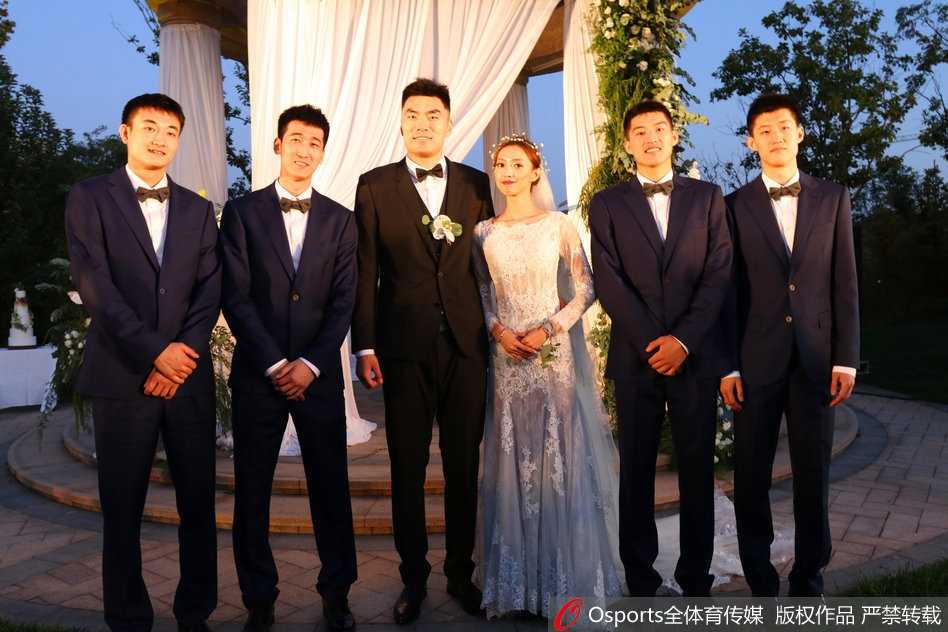 婚礼现场深情一幕，李晓旭紧紧牵着新娘李旭的手，两人眼神交汇，充满爱意与坚定