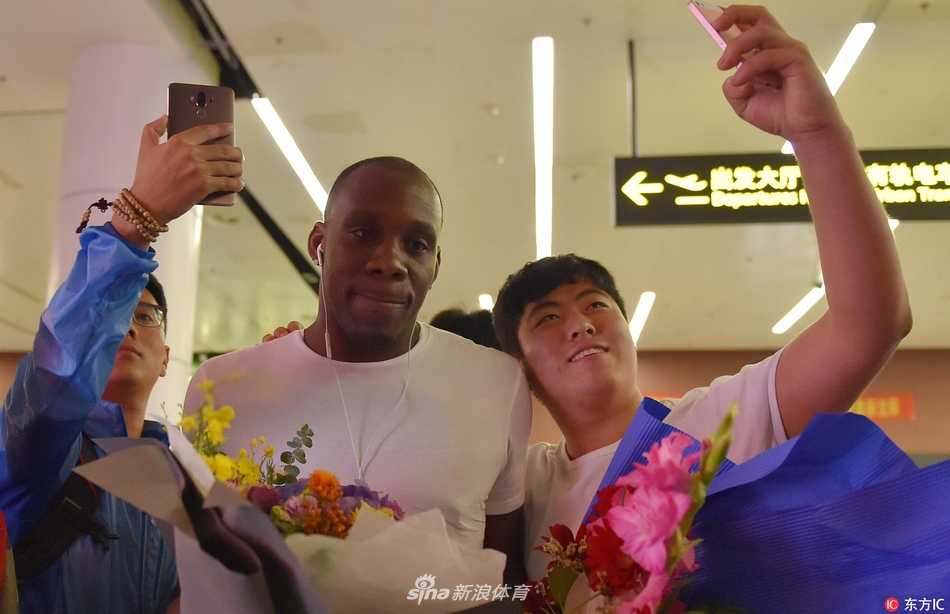 辽篮功勋荣归故里 哈德森抵沈开启冲冠新征程 哈德森被现场的热情感染,露出标志性的憨厚笑容,他举起手向远处支持他的球迷们挥手致意,仿佛在说:新赛季,看我的!