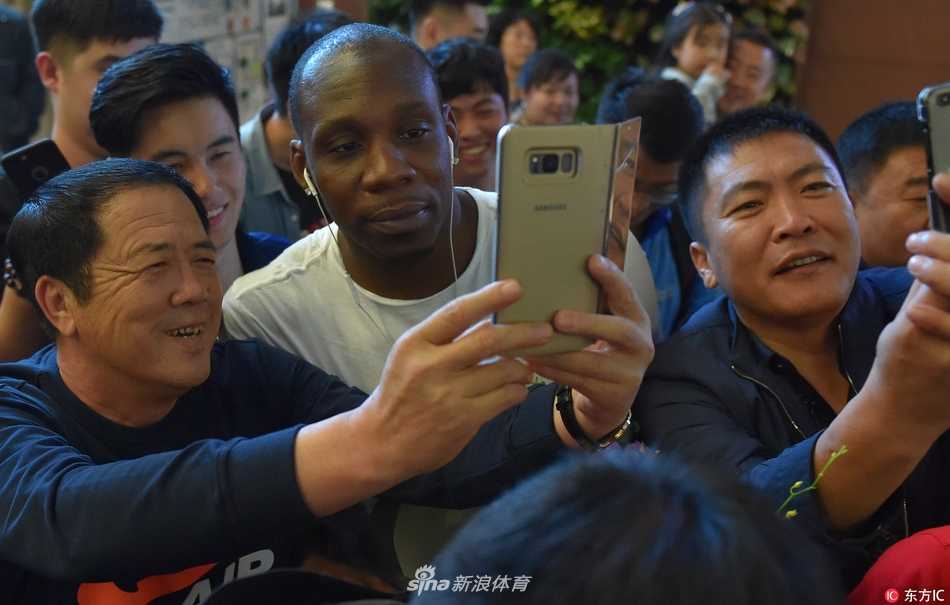 辽篮功勋荣归故里 哈德森抵沈开启冲冠新征程 机场到达口人山人海,热情的辽篮球迷们高举手机和欢迎标牌,将通道围得水泄不通,只为能更近距离地看一眼他们的城市英雄。