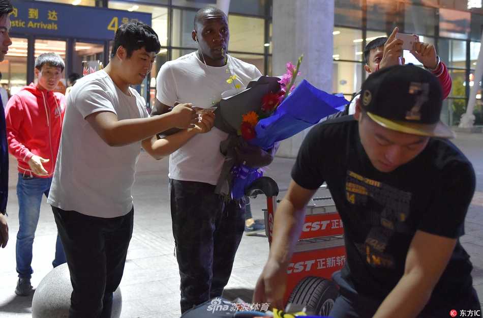 辽篮功勋荣归故里 哈德森抵沈开启冲冠新征程 在球迷的簇拥下,哈德森缓缓步出机场,他低头看着脚下这片熟悉的土地,身边是无数双期待的眼睛和挥舞的手臂,这一刻他属于沈阳。