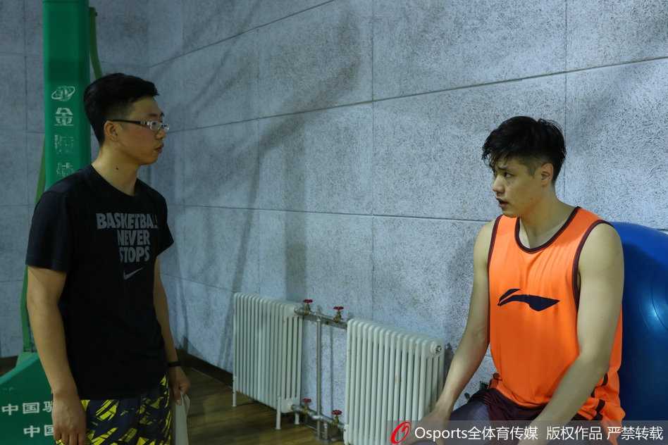 训练场边的贺天举若有所思，目光望向远方，那里不仅有全运会的赛场，更有他魂牵梦绕的冠军梦想