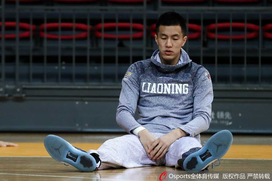 队长李晓旭目光如炬，在防守端寸步不离地跟随着对手，他用一次次奋力的拼抢和精准的卡位，筑起球队禁飞区的第一道屏障。