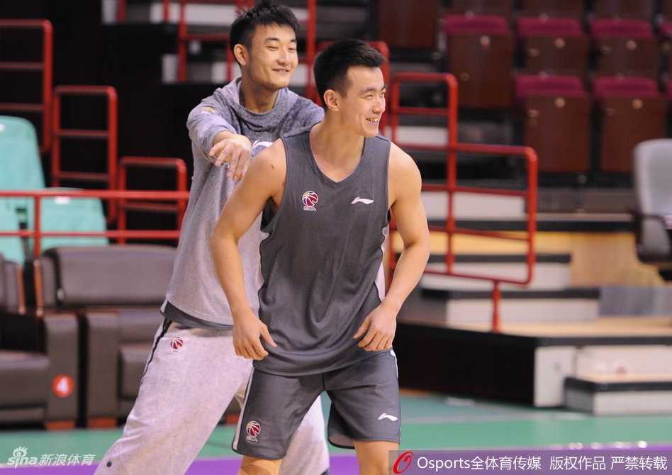 主教练乌戈-洛佩斯在场边大声指挥，他的激情与专注感染着每一位球员，正带领全新的辽篮向京城强敌发起强有力的挑战。