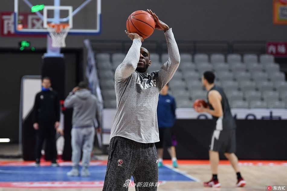 郭艾伦眼神坚毅，运球跨越半场，赵继伟侧身滑步，双臂张开铸成铜墙铁壁，两人在训练馆的光影下进行着一对一的攻防演练。