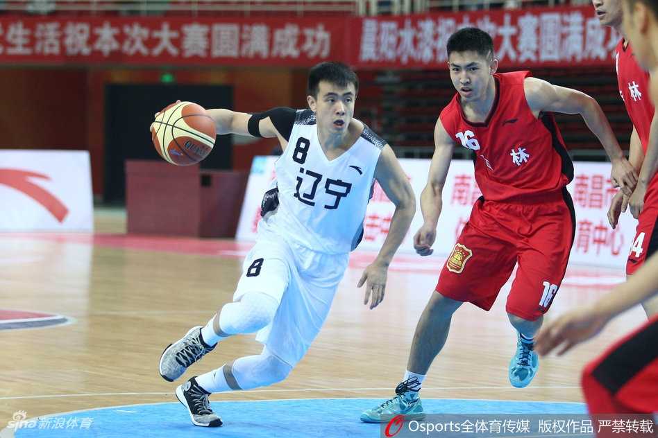 灵巧如电，赵继伟面对吉林防守球员，一个变向加速撕裂防线，直杀篮下无人可挡。