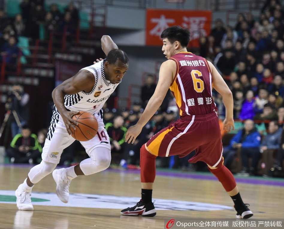 辽篮双子星闪耀本溪,残阵主场掀翻浙江青年军 辽宁队哈德森在浙江队严密防守下,以一记标志性的背后运球晃开空间,眼神坚毅地完成高难度跳投。