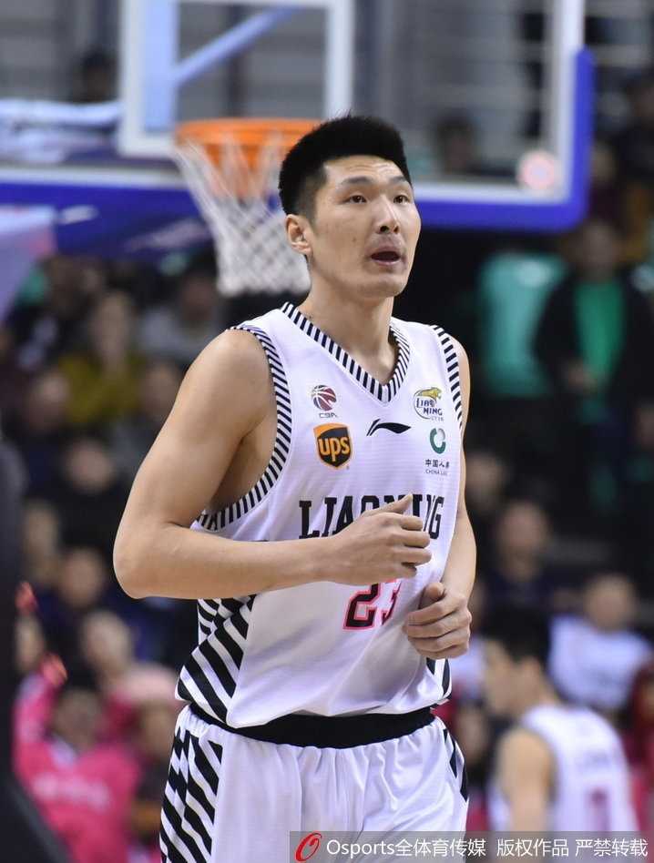 辽篮双子星闪耀本溪,残阵主场掀翻浙江青年军 李晓旭在人群中高高跃起,如同猛虎下山一般将进攻篮板狠狠抓在手中,落地瞬间肌肉紧绷,展现了国产魔兽的强悍力量。