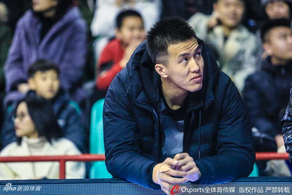 身披红色战袍的郭艾伦与韩德君在替补席上谈笑风生，神情放松，享受着难得的场边休整时光。