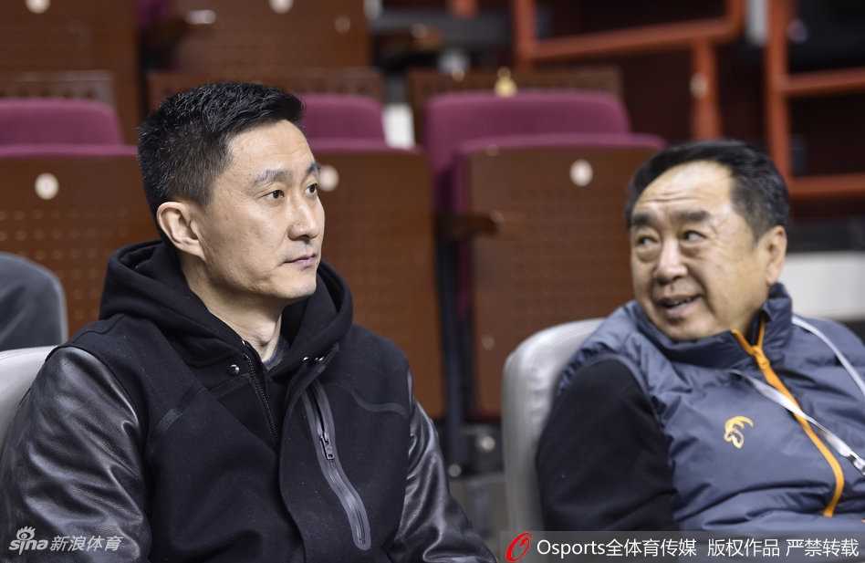 场边视角中，杜锋与辽宁主帅郭士强不约而同地将目光投向场内，两位名帅的暗中斗法从这一刻便已悄然开始。