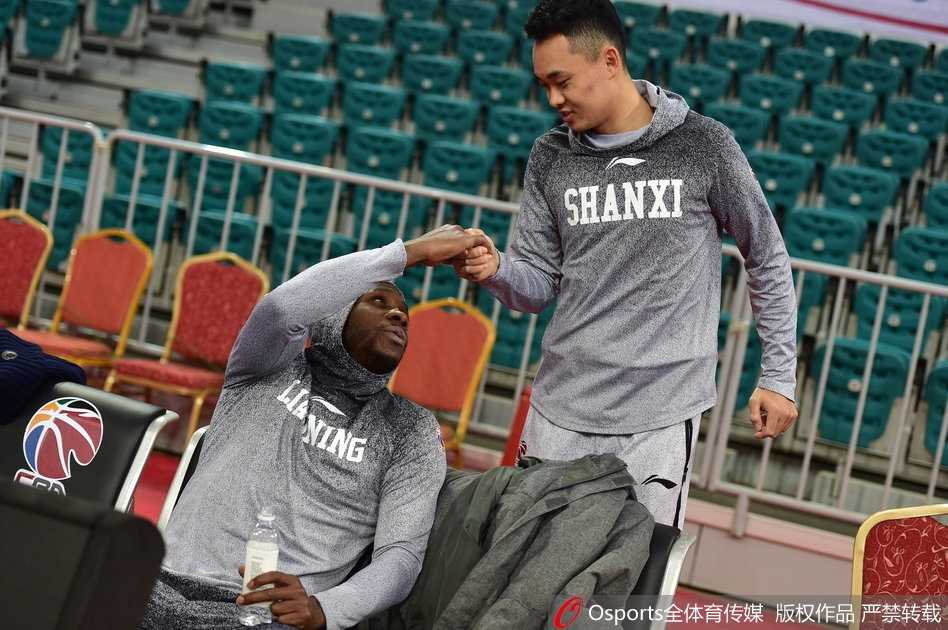 辽篮双星闪耀回归 赛前备战热情高涨 训练结束,赵继伟和郭艾伦击掌相庆,汗水浸透球衣,兄弟情谊与战斗意志尽显无遗