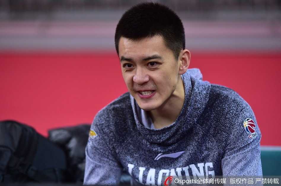 辽篮双星闪耀回归 赛前备战热情高涨 辽宁队训练气氛火热,郭艾伦在人群中高高跃起,完成一次势大力沉的上篮