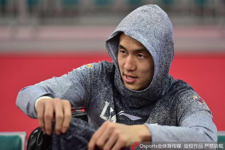 辽篮双星闪耀回归 赛前备战热情高涨 赵继伟在训练中指挥队友跑位,手势明确,眼神坚毅,尽显球场大脑风范