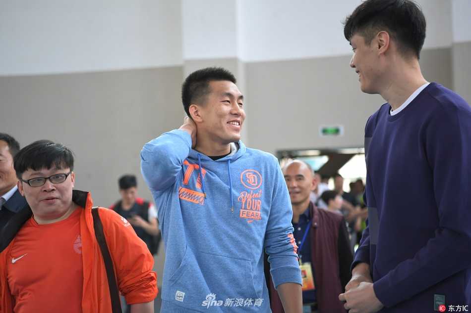 郭艾伦贺天举刚踏入校园，便被热情的同学们层层包围，两人笑容满面地挥手致意，现场气氛瞬间沸腾起来。