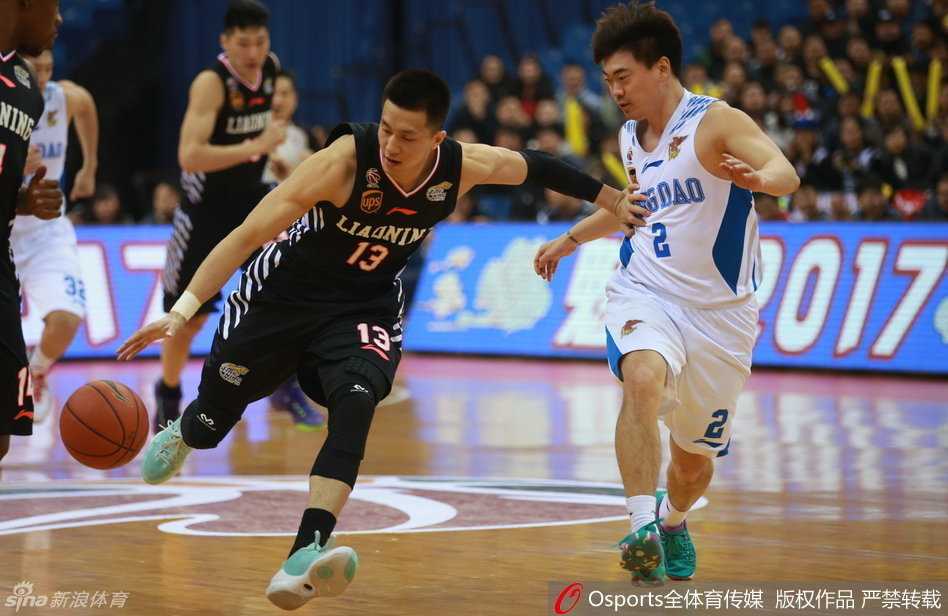 辽篮双枪星耀赛场,青岛激战难分高下 苏伟在篮下奋力起跳,伸直长臂犹如擎天柱一般,精准地将辽宁队即将完成的空中接力破坏,篮球被点飞的瞬间,青岛队替补席一片沸腾。