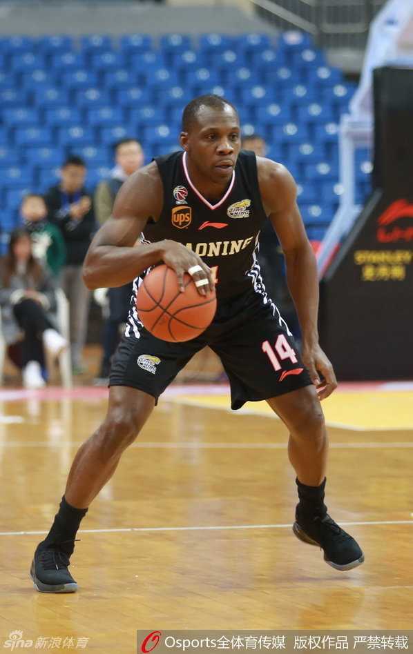 辽篮双枪星耀赛场,青岛激战难分高下 兰多夫在肌肉丛林中强硬卡位,虽然哈德森暂时下场,但他作为内线支柱,用强悍的身体顶住青岛队多名球员的合围,奋力拼抢前场篮板。