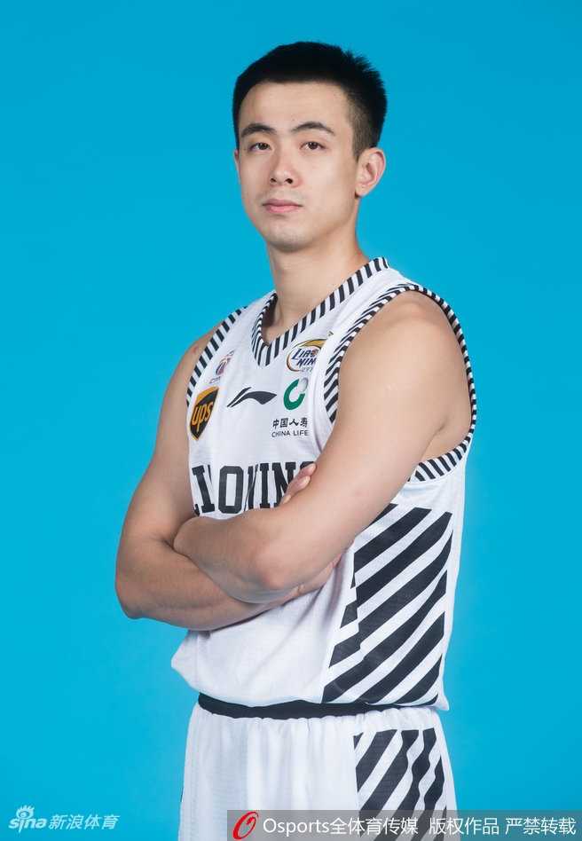 辽篮后卫天团:荣耀传承与全新征途 外援哈德森与巴斯在训练场上挥汗如雨,哈德森手持篮球比划着手势,巴斯则露出标志性微笑,两人与本土后卫共同构筑起辽宁的坚实后场。