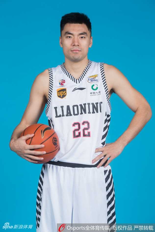 辽篮后卫天团:荣耀传承与全新征途 丛明晨、刘志轩等锋卫摇摆人摆出准备接球的动势,他们精准的外线投射同样是辽篮后卫天团战术武器库中的重要组成部分。
