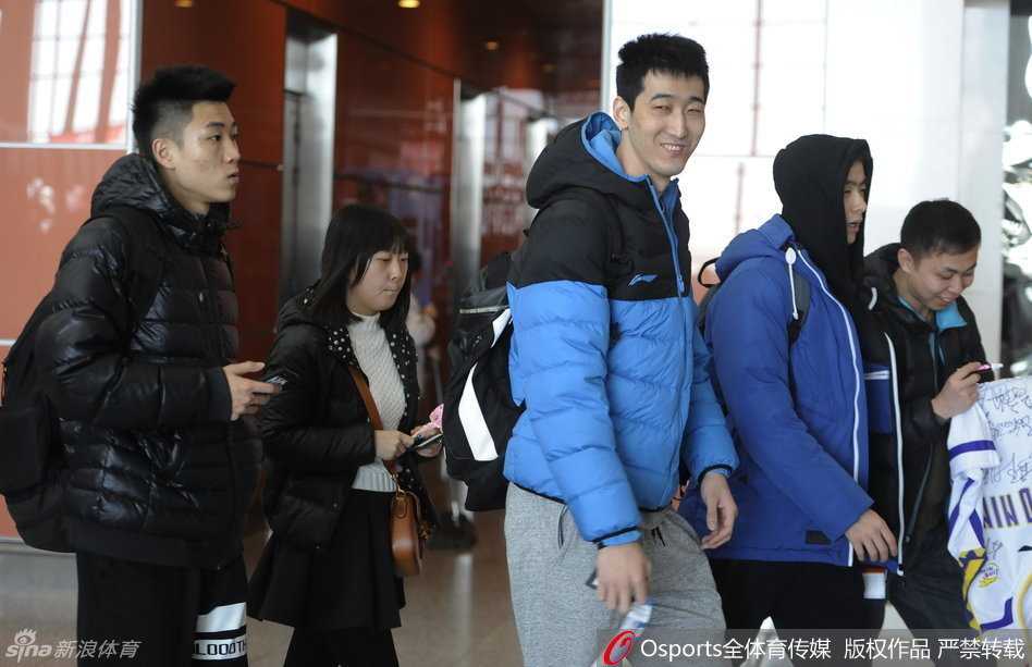 辽篮启程客场受热捧 郭艾伦韩德君人气无上限 哈德森一边推着行李箱,一边与赵继伟玩起击掌游戏,两人表情搞怪,身后的李晓旭和钟诚也露出灿烂笑容